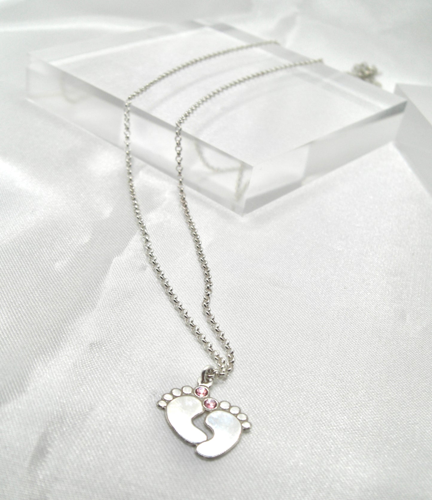 Collana in argento con piede neonato