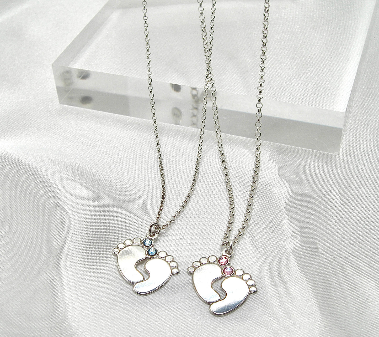 Collana in argento con piede neonato