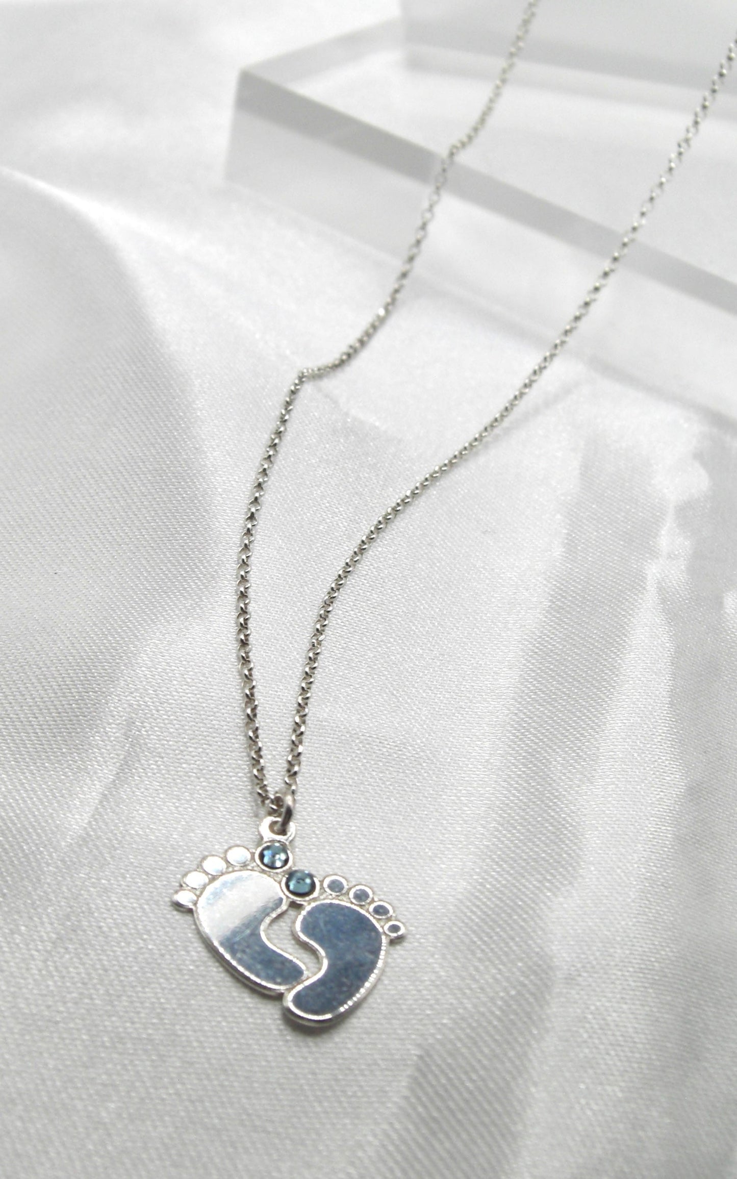 Collana in argento con piede neonato