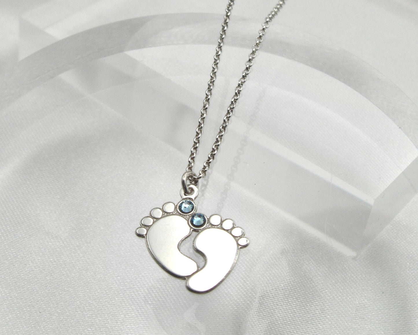 Collana in argento con piede neonato