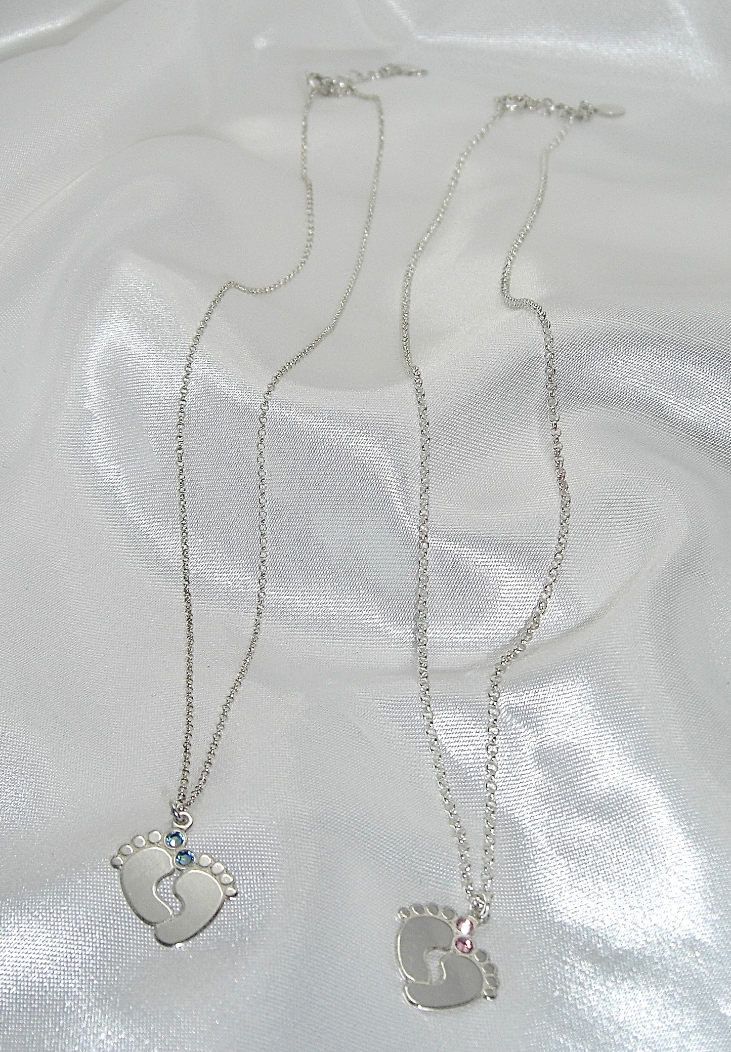 Collana in argento con piede neonato