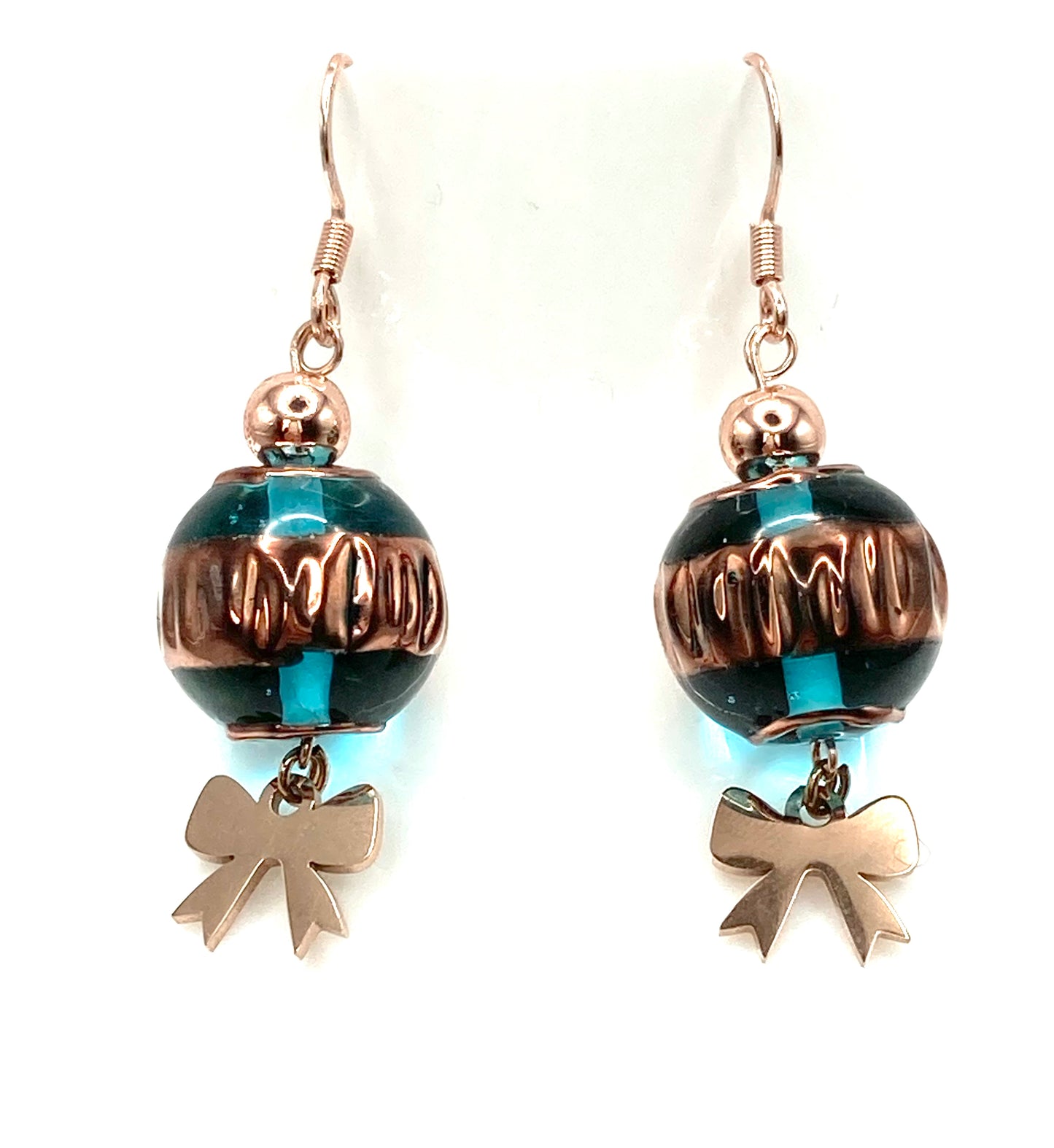 Orecchini pendenti con fiocco