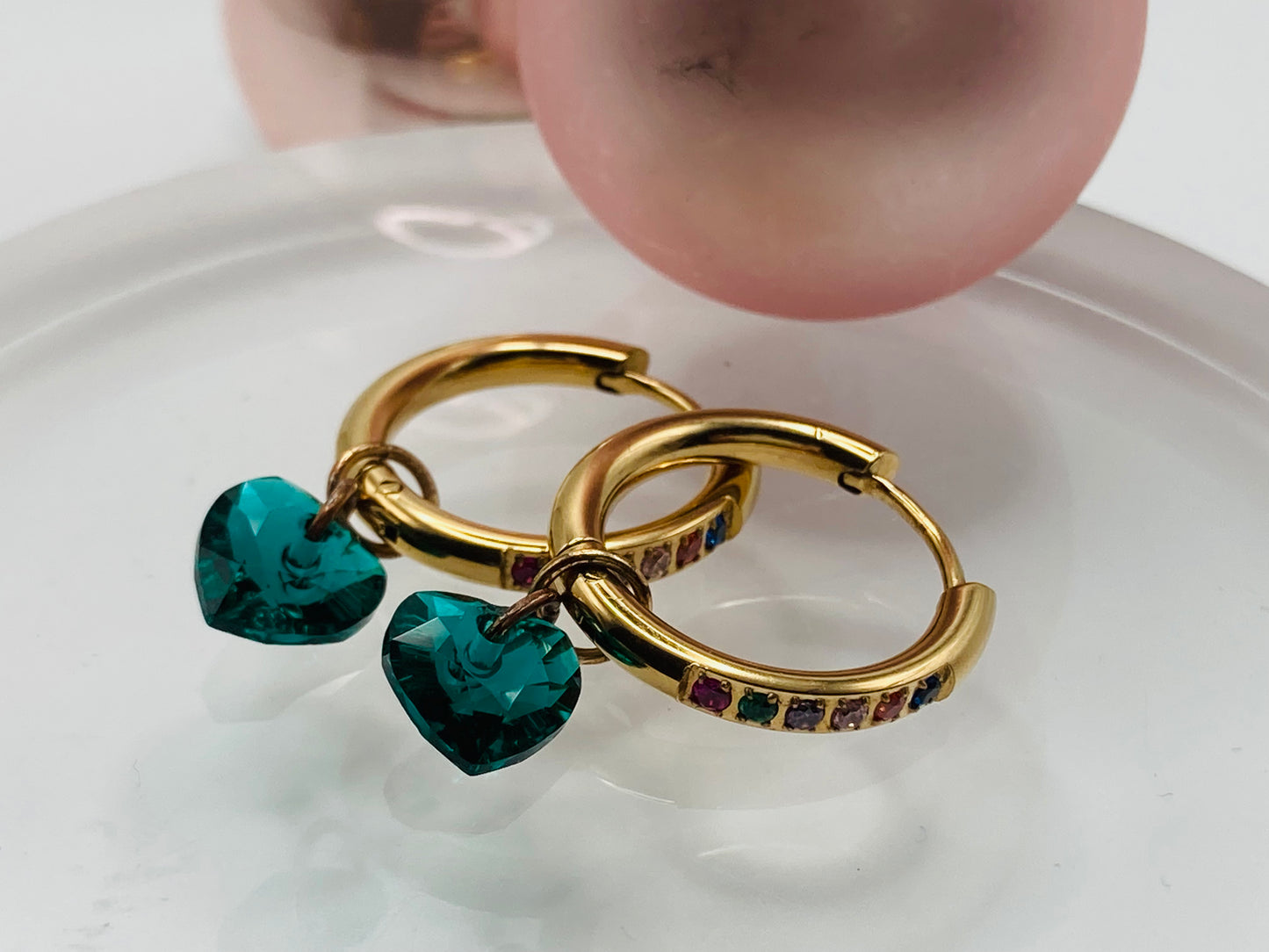 Orecchini a cerchio con cuore in cristallo