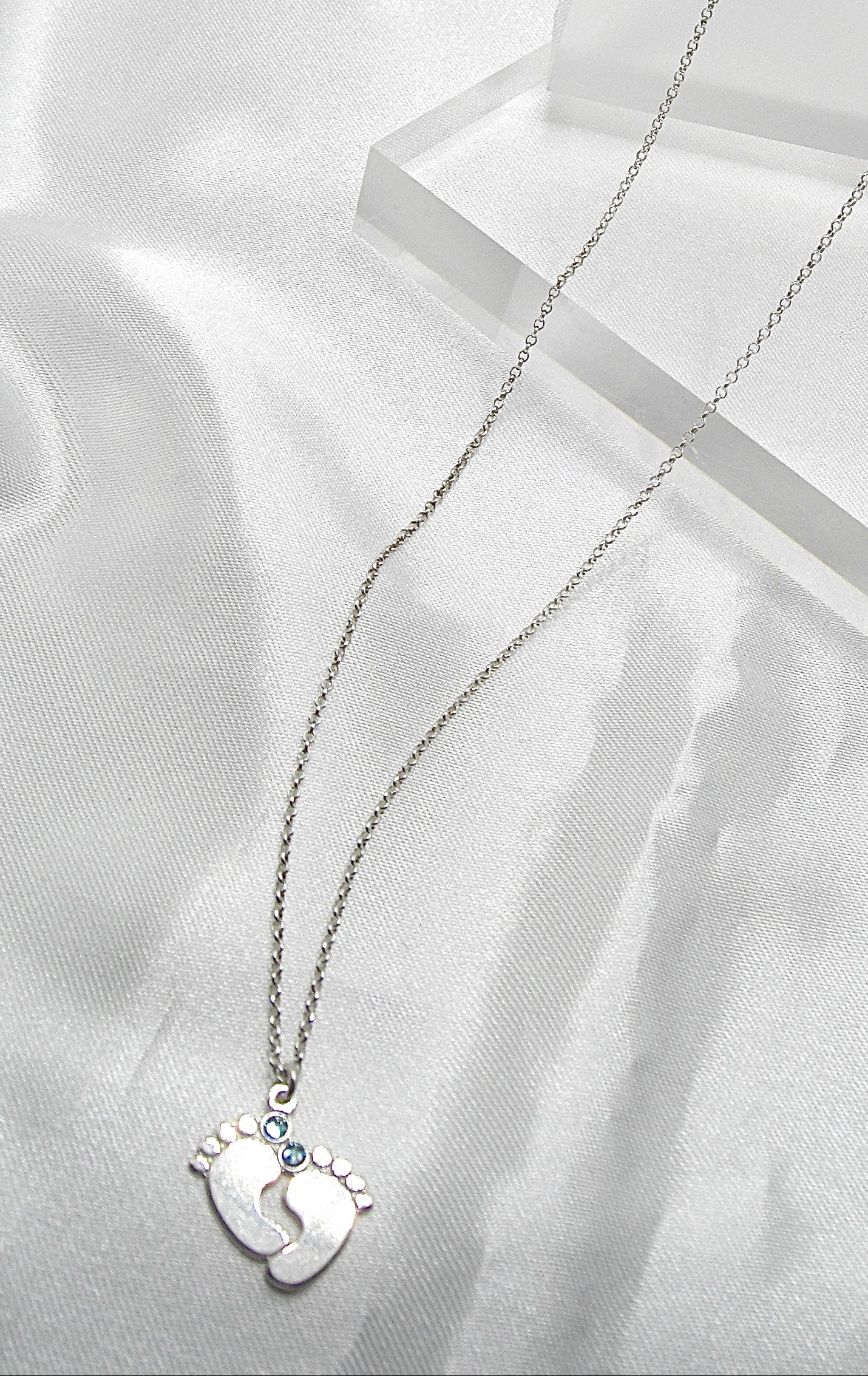 Collana in argento con piede neonato
