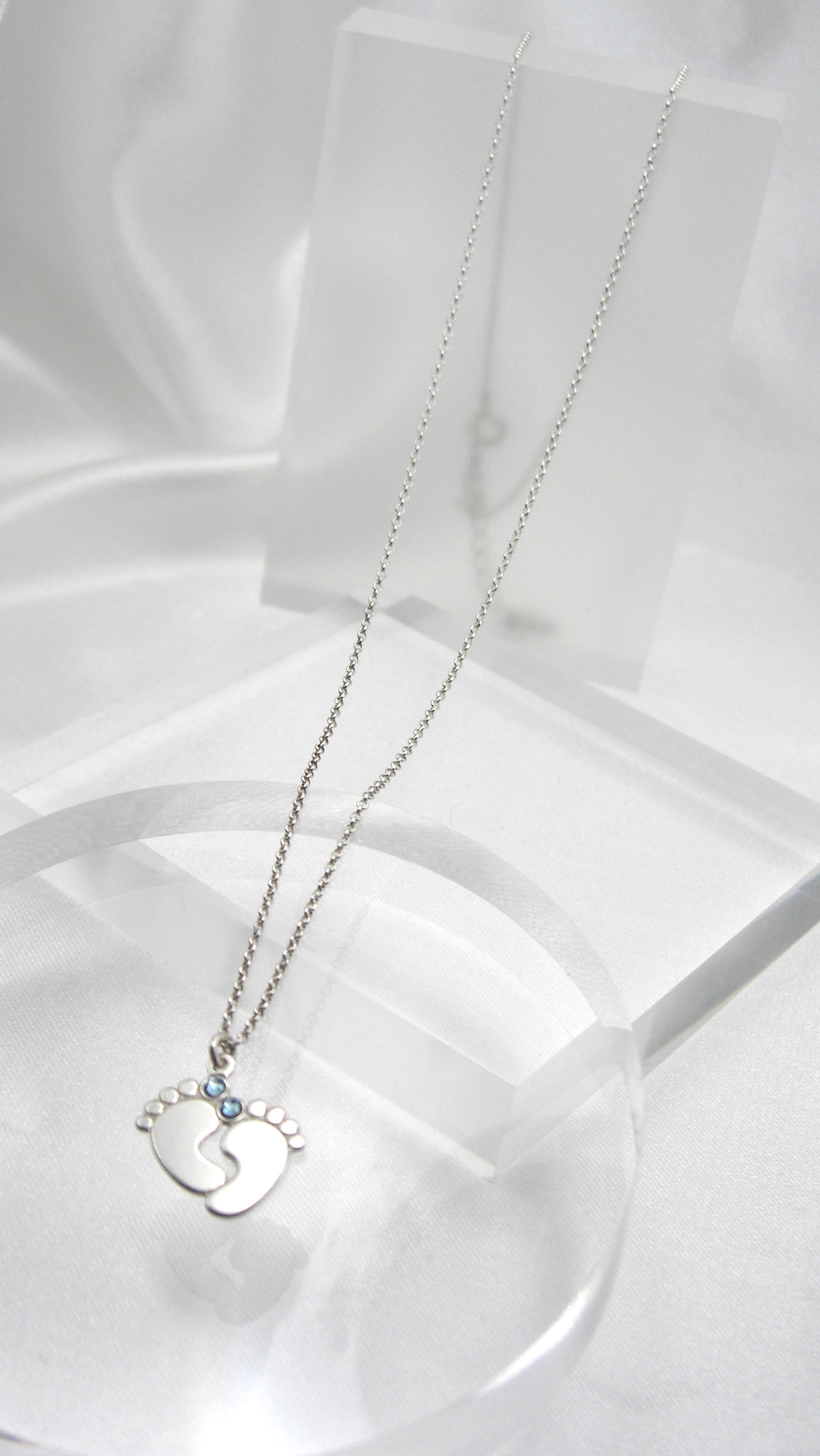Collana in argento con piede neonato