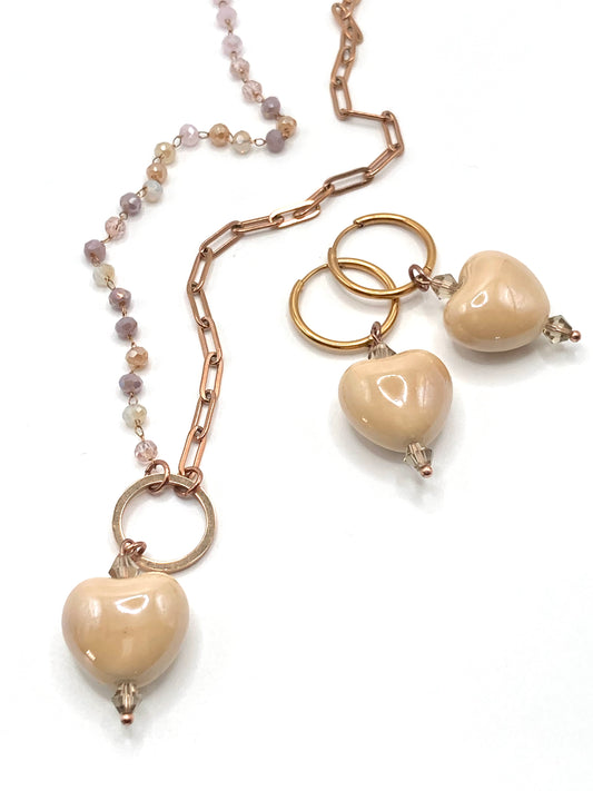 Collana e orecchini con cuori in ceramica