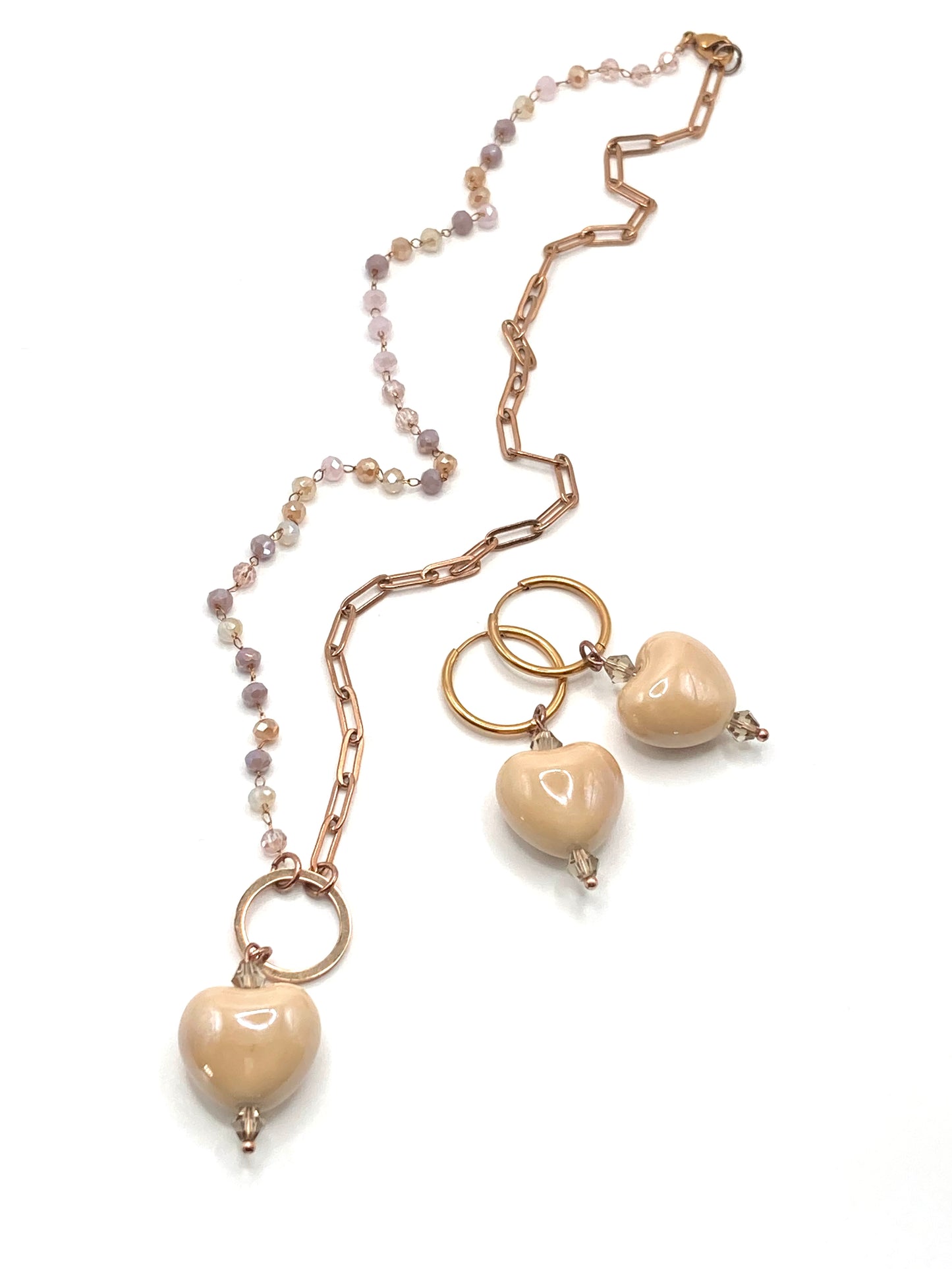 Collana e orecchini con cuori in ceramica