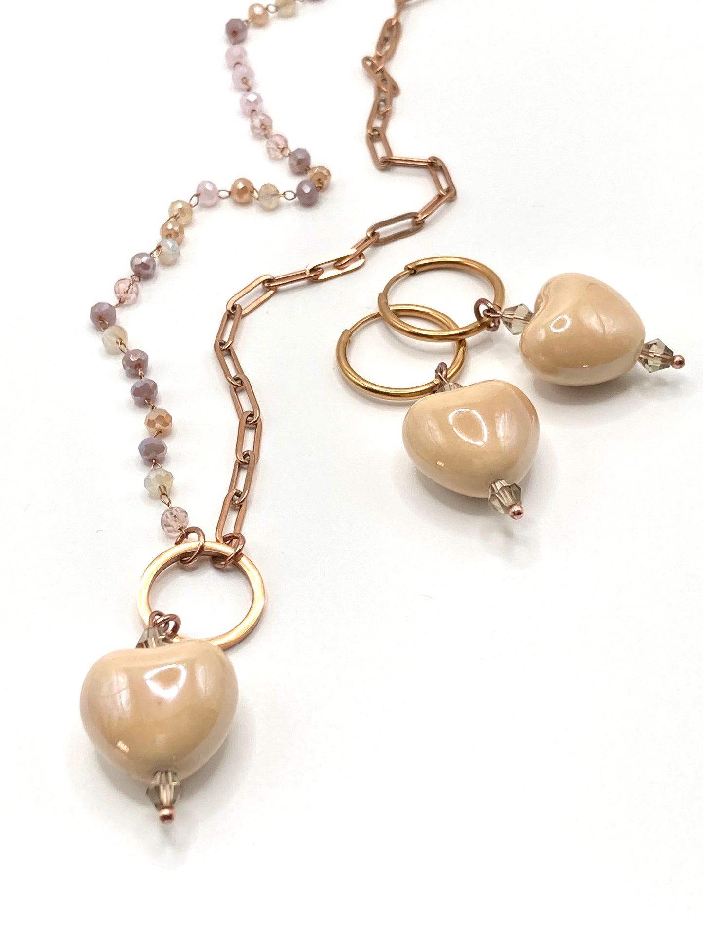 Collana e orecchini con cuori in ceramica