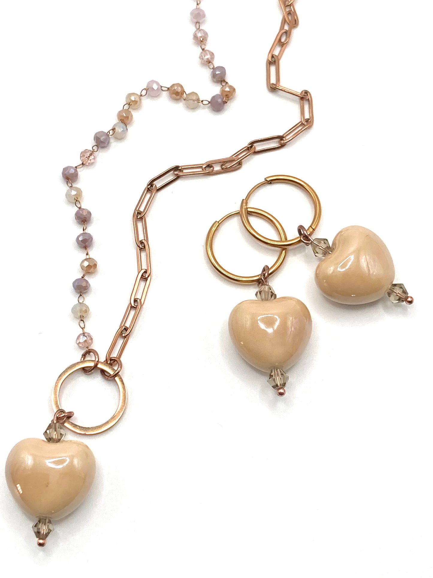 Collana e orecchini con cuori in ceramica
