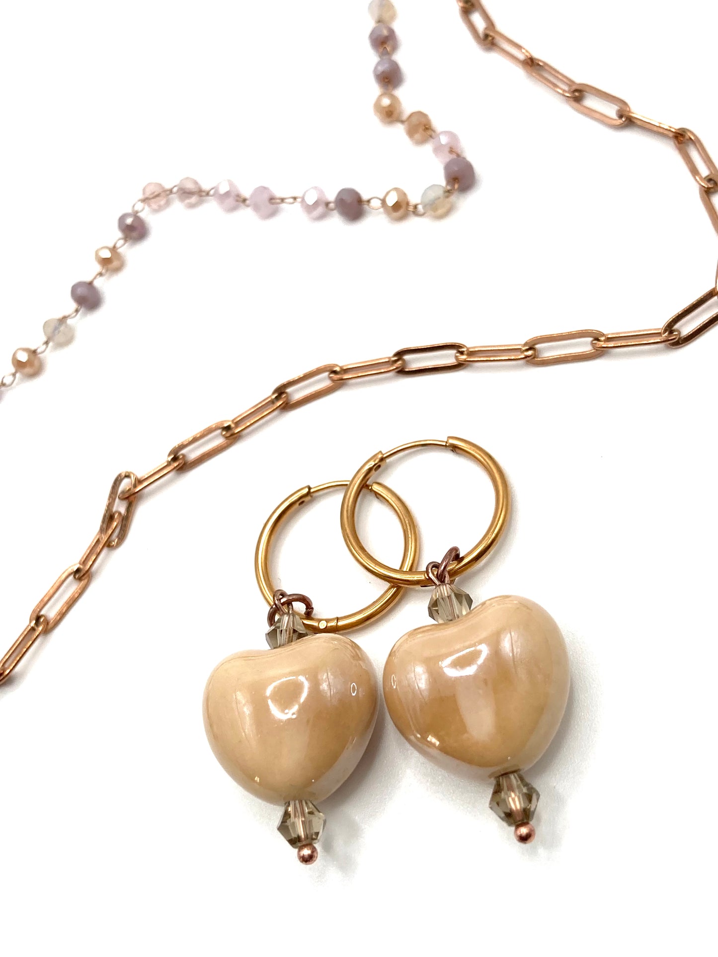 Collana e orecchini con cuori in ceramica