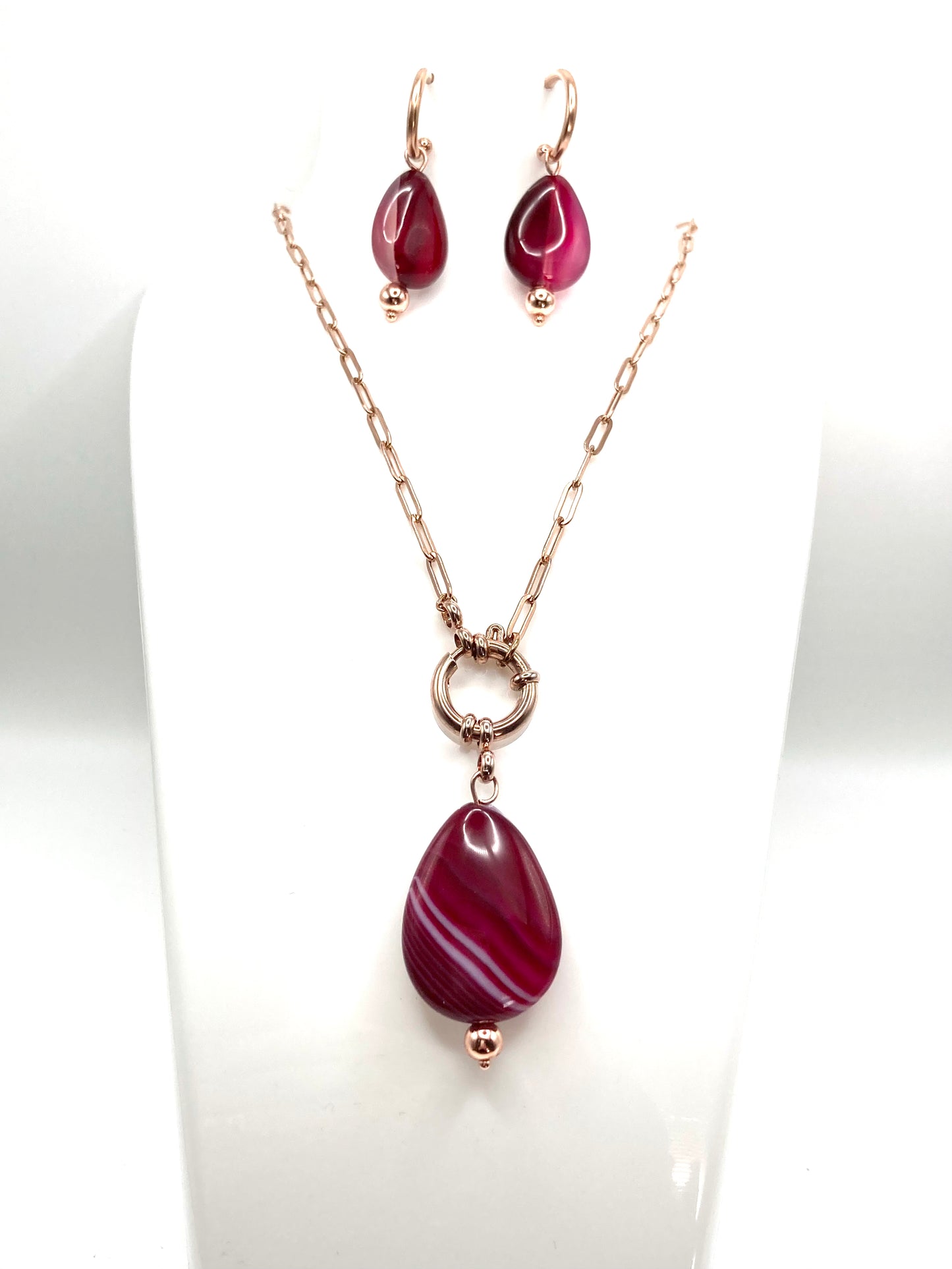 Collana e orecchini con goccia in pietra dura