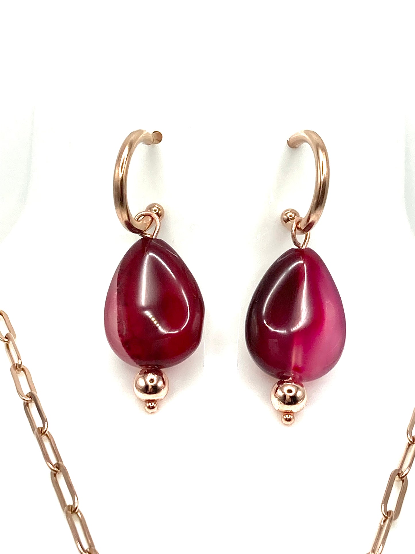 Collana e orecchini con goccia in pietra dura