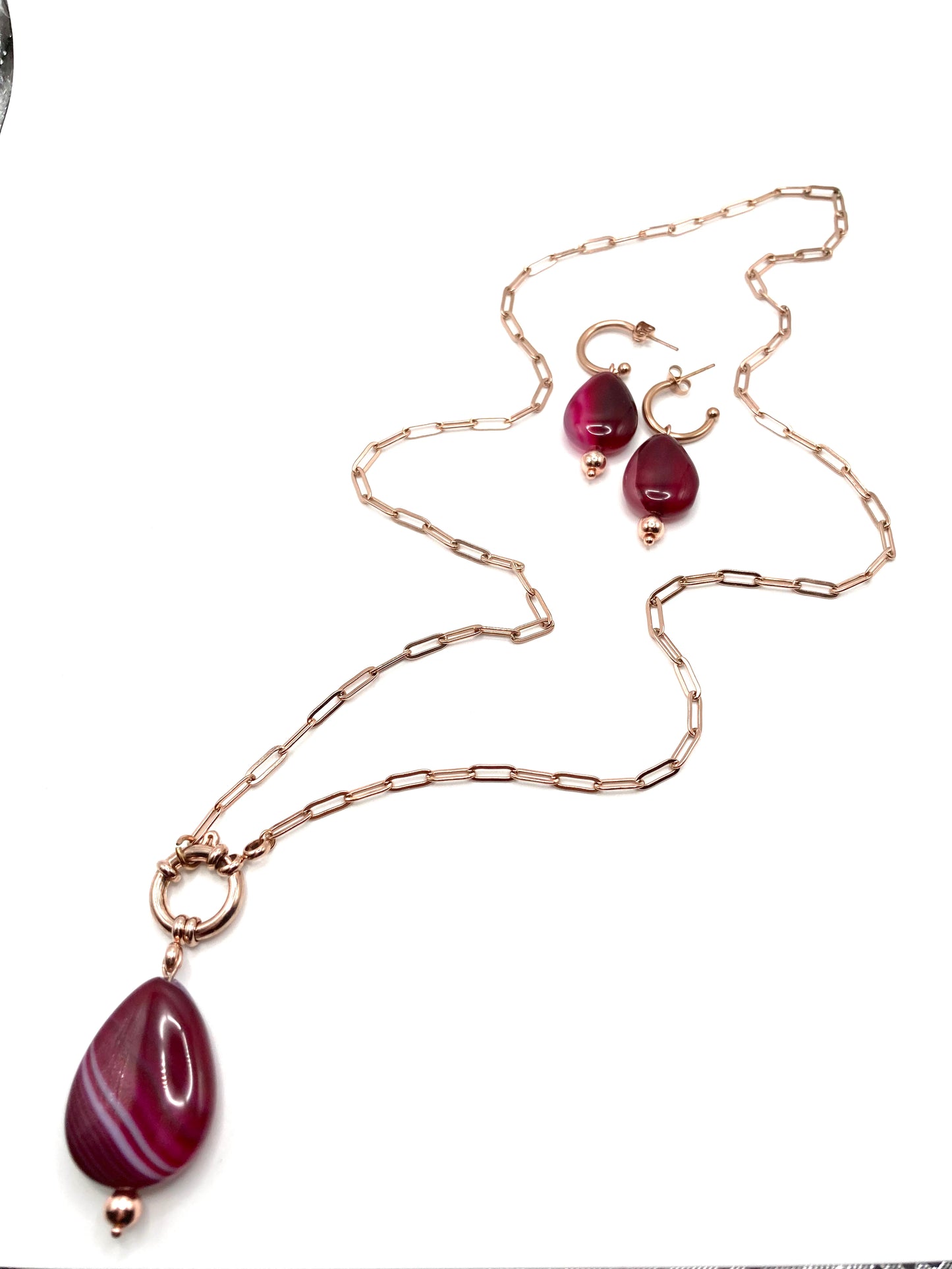 Collana e orecchini con goccia in pietra dura