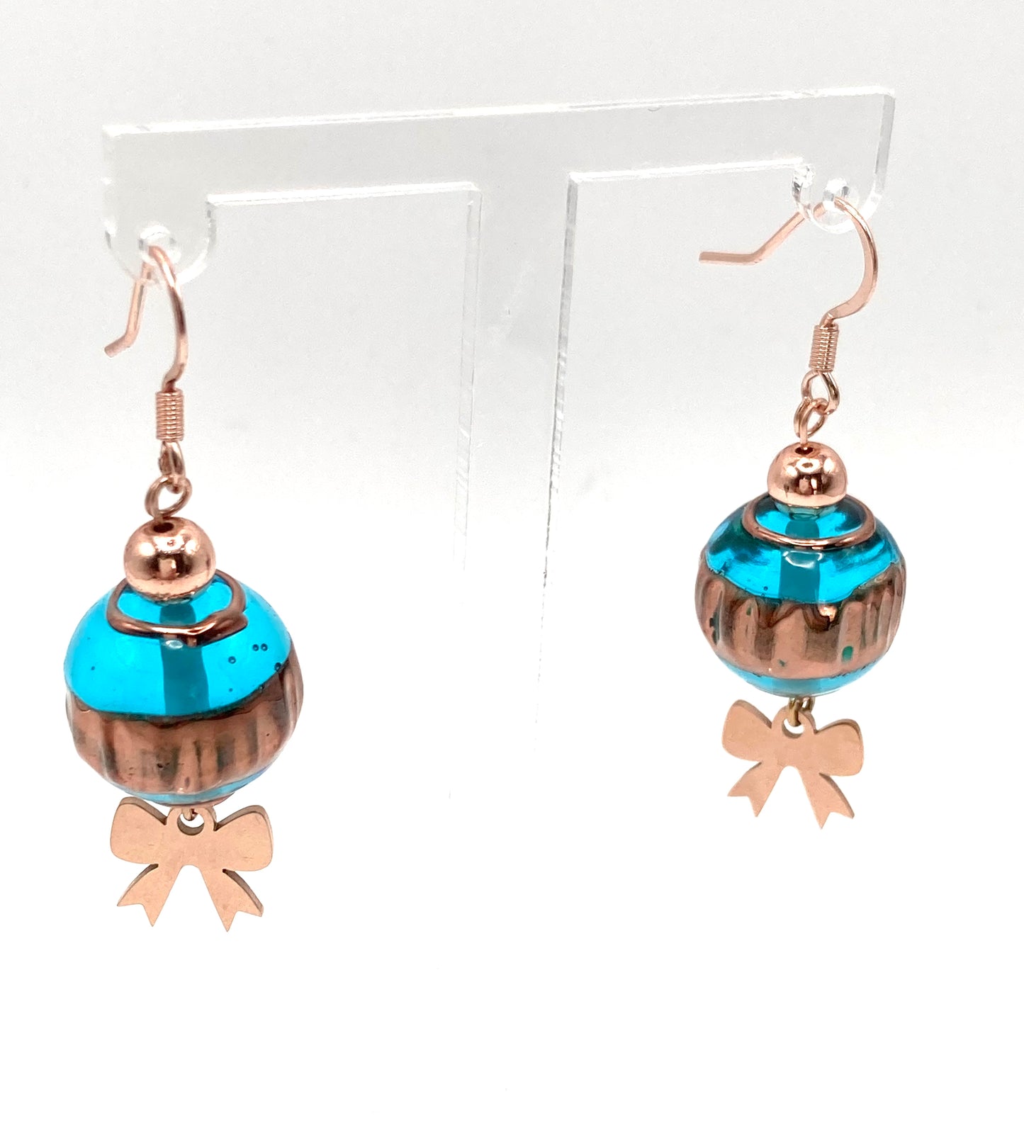 Orecchini pendenti con fiocco