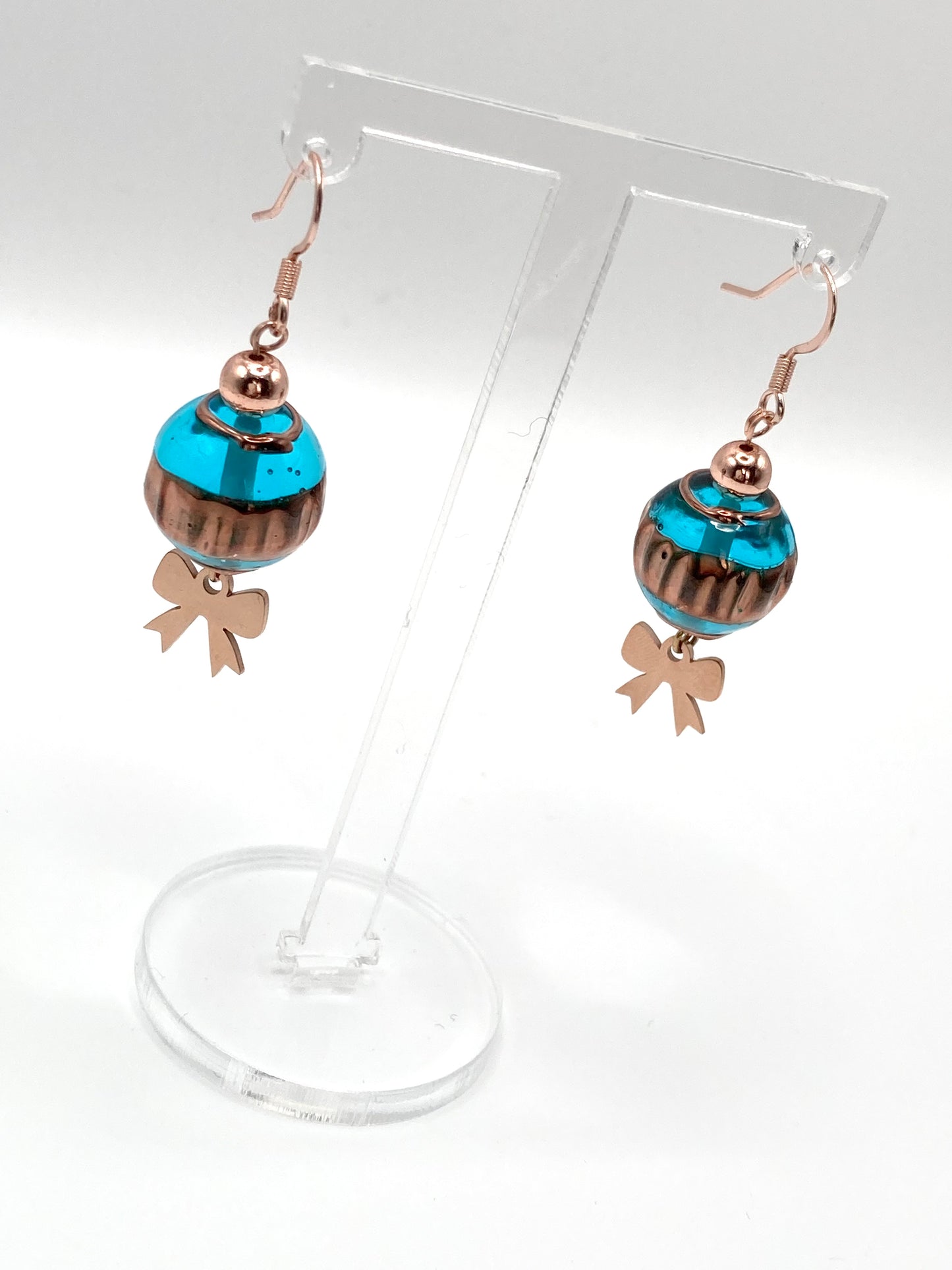 Orecchini pendenti con fiocco