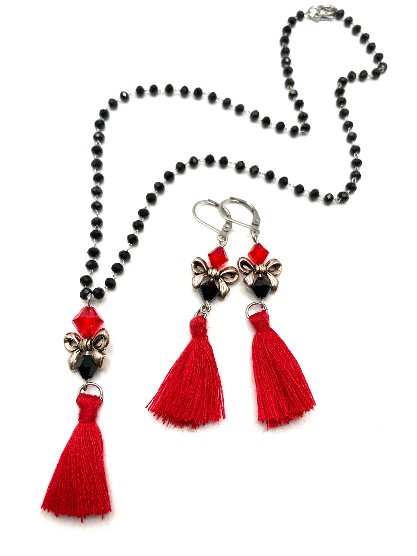 Collana e orecchini con nappina