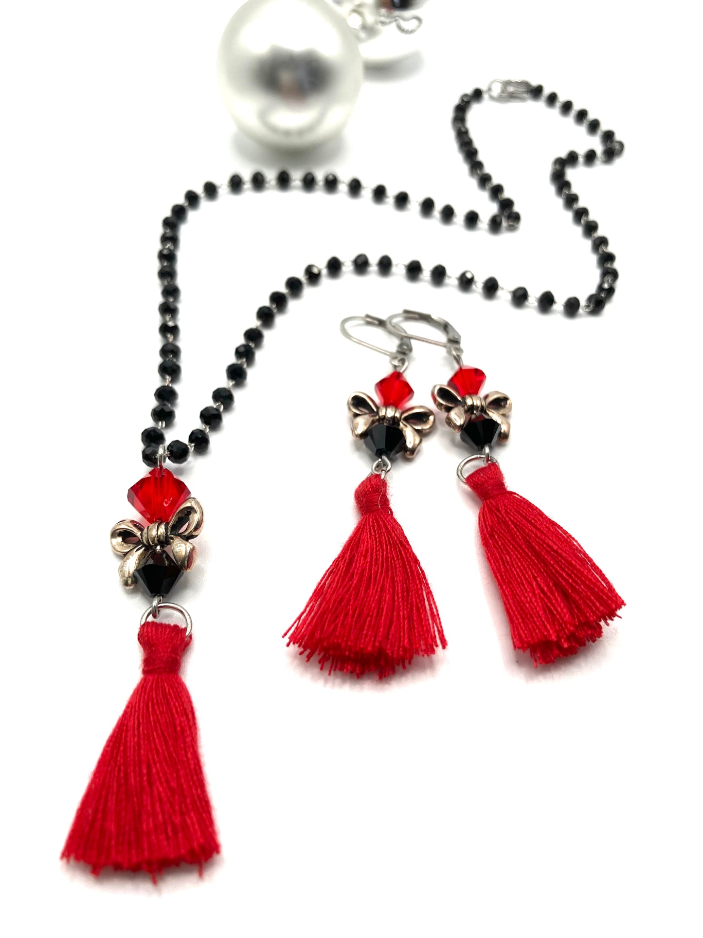 Collana e orecchini con nappina