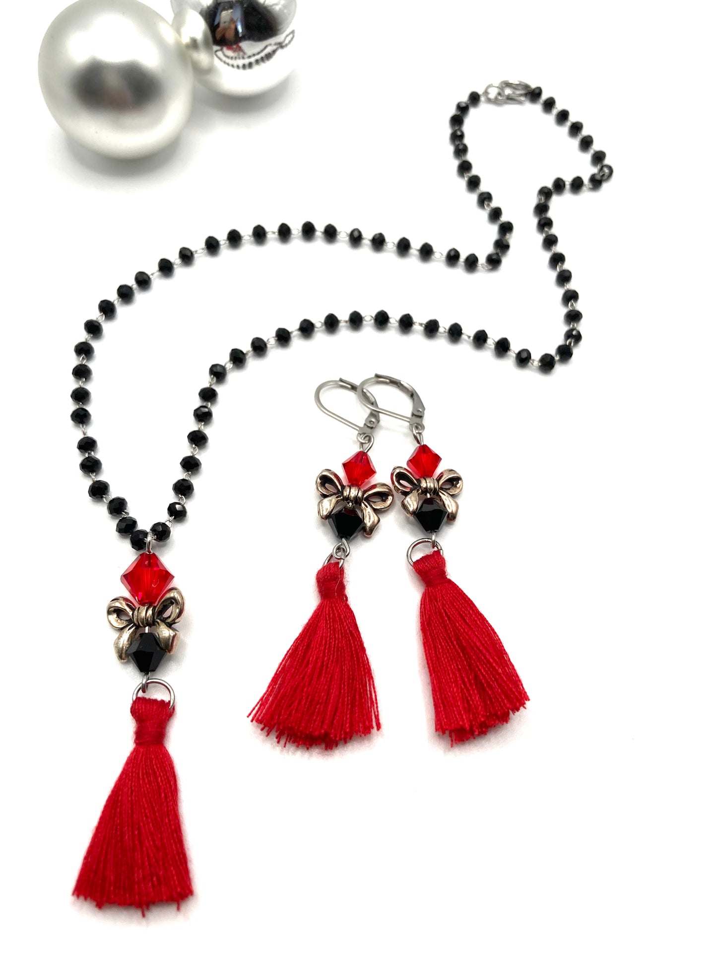 Collana e orecchini con nappina