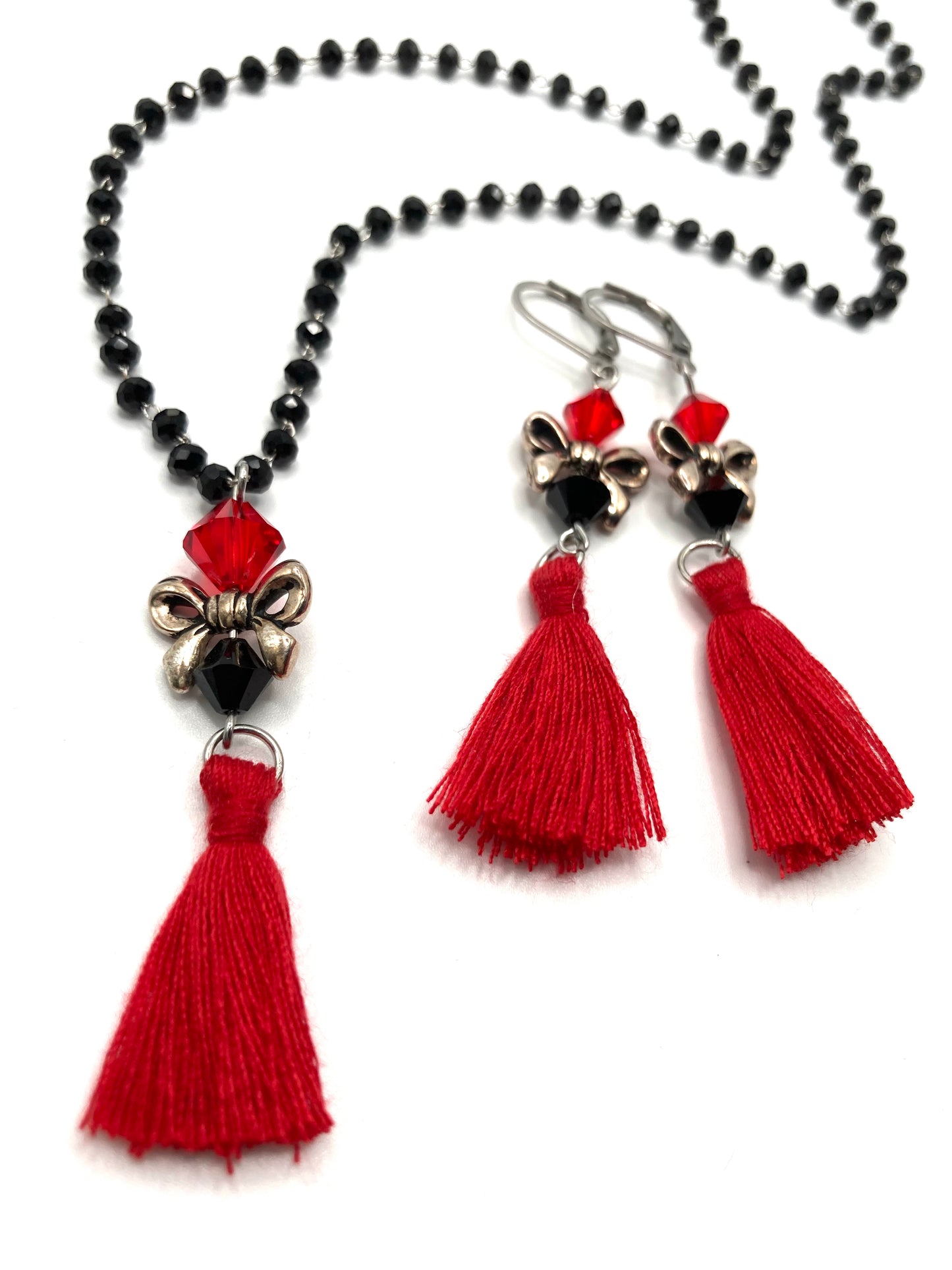 Collana e orecchini con nappina