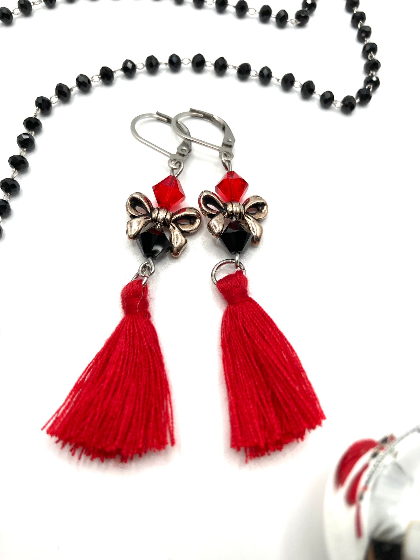 Collana e orecchini con nappina