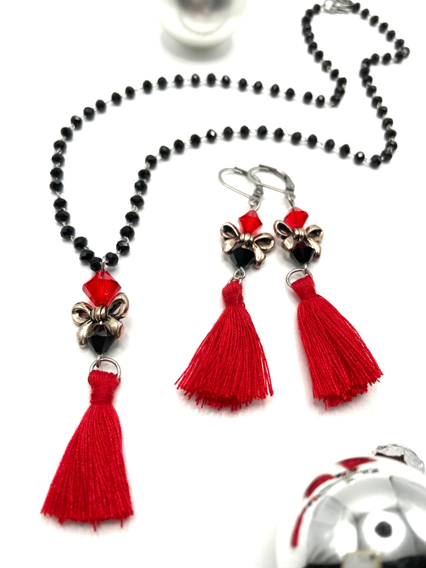 Collana e orecchini con nappina