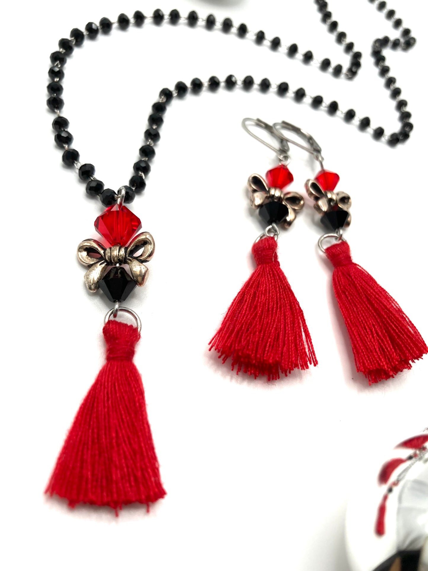 Collana e orecchini con nappina