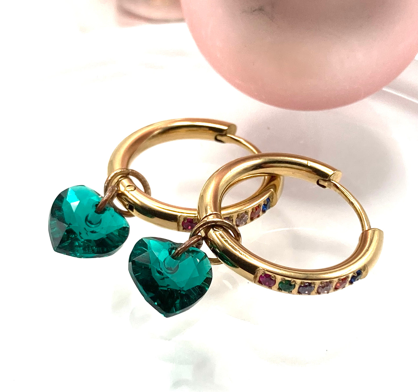 Orecchini a cerchio con cuore in cristallo