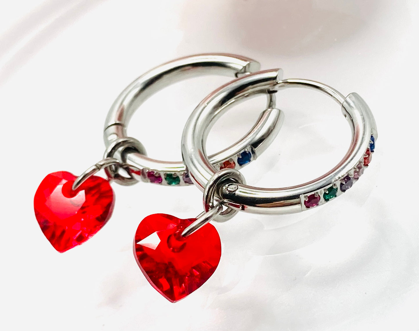 Orecchini a cerchio con cuore in cristallo