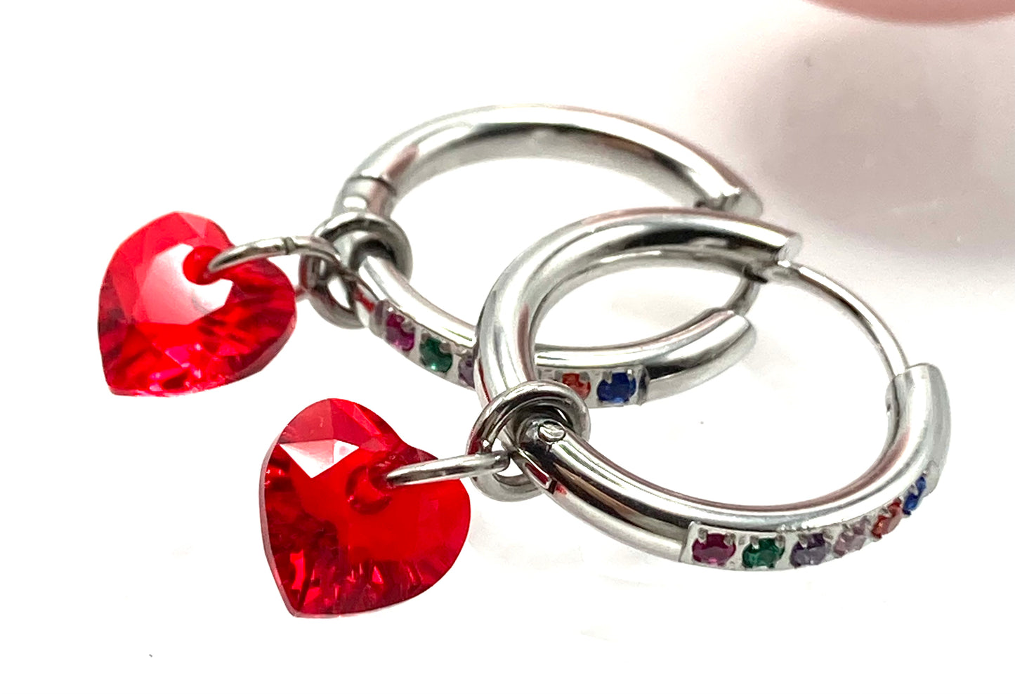 Orecchini a cerchio con cuore in cristallo