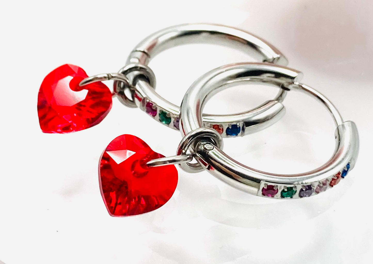 Orecchini a cerchio con cuore in cristallo