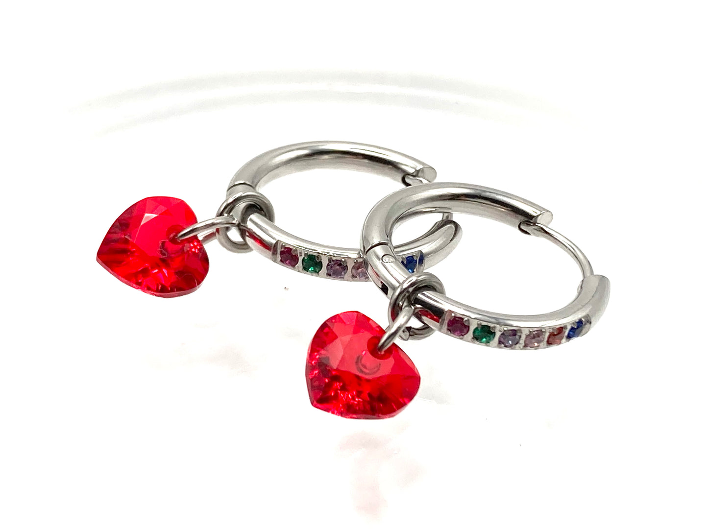 Orecchini a cerchio con cuore in cristallo