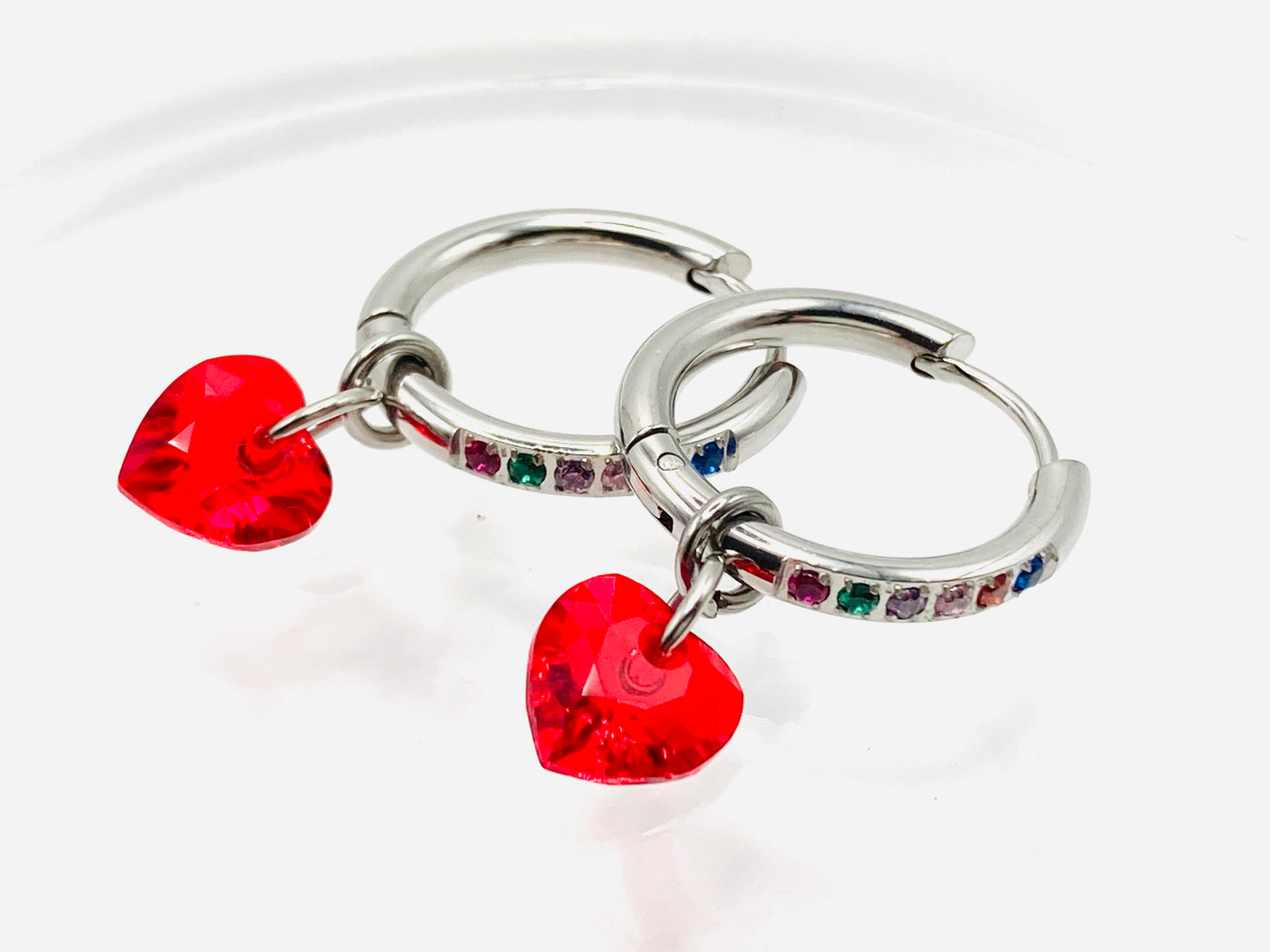 Orecchini a cerchio con cuore in cristallo