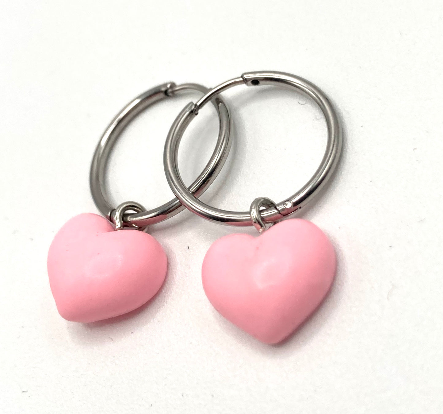 Orecchini a cerchio con cuore in resina