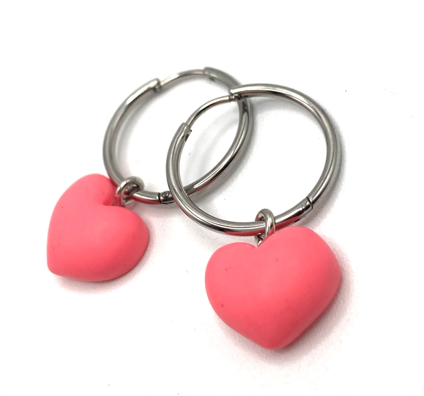 Orecchini a cerchio con cuore in resina